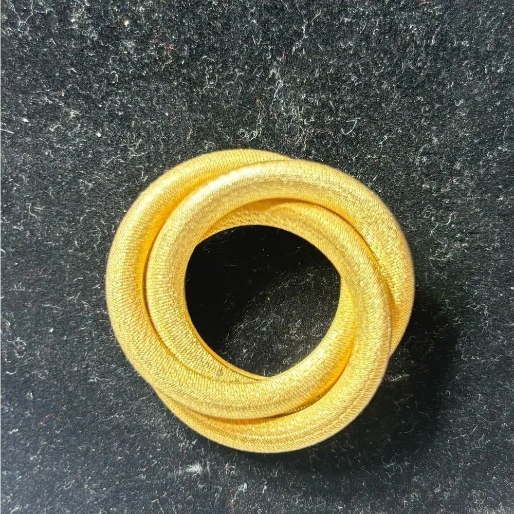 Vintage Goldtone Round Brooch Excellent Preloved Condition
